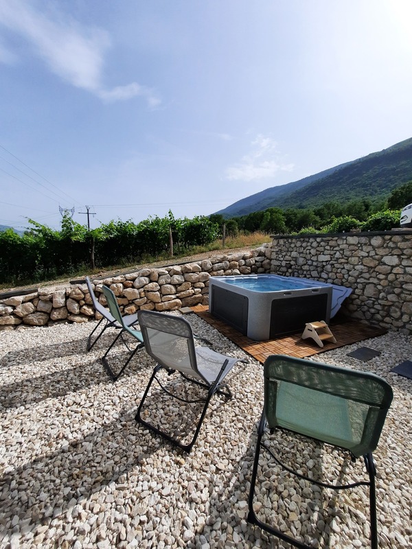 jacuzzi spa privatif gîte Grand Colombier